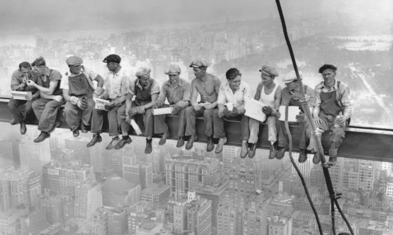 “Almoço no topo de um arranha-céu” (1932), distribuído pela Acme Newspictures (domínio público via Wikimedia Commons)