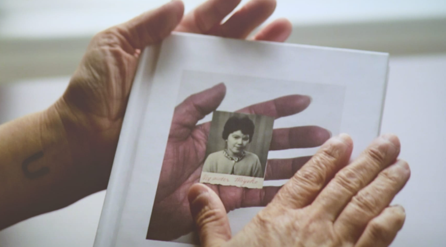 Fotograma de elin o'Hara slavick (com Madeline Richardson), “Holding History in Our Hand” (2024), vídeo (todas as fotos de Christopher Wormald, cortesia das Galerias de Arte do Pitzer College, salvo indicação em
