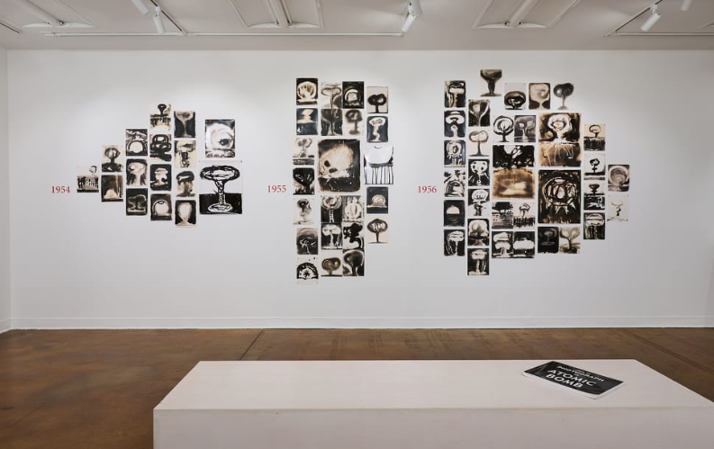 Elin O'Hara Slavick, seleção de " Houve 528 testes nucleares atmosféricos até o momento" (2022), desenhos fotoquímicos em papel de gelatina de prata antigo e velado.